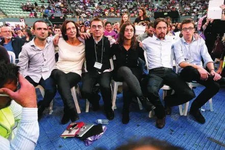  ?? JESÚS G. FERIA ?? Los fundadores de Podemos: Luis Alegre, Carolina Bescansa, Juan Carlos Monedero, Pablo Iglesias e Íñigo Errejón, en «Vistalegre I» (2014)