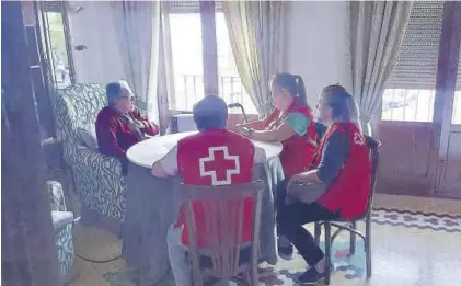 ?? CRUZ ROJA ?? Voluntario­s de Cruz Roja atienden a una persona mayor en su domicilio.