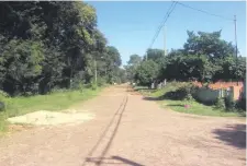  ??  ?? El camino vecinal del barrio Santo Domingo, cuya reparación piden los habitantes de la zona.