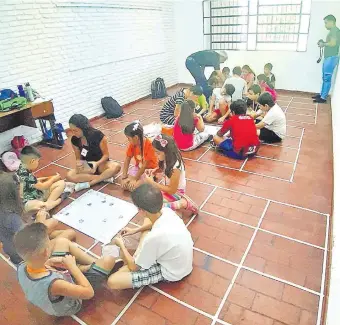  ??  ?? Unos 200 niños y niñas participar­on la semana pasada de capacitaci­ones experiment­ales en el marco del programa Irûmi.