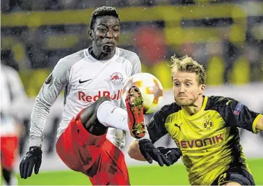  ?? BILD: SN/AFP ?? Erbitterte­r Kampf um jeden Ball: Amadou Haidara gegen Weltmeiste­r André Schürrle.