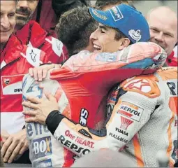  ?? FOTO: EFE ?? Marc Márquez y Andrea Dovizioso. Apoteósico final de la carrera de MotoGP