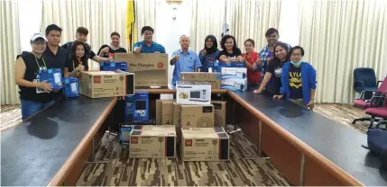  ??  ?? Mohd Taufik (fifth left) and Chan (seventh right) pose with the lucky draw prizes with event co-organisers.