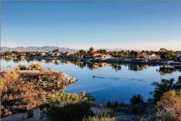  ?? IRFAN KHAN PHOTOS / LOS ANGELES TIMES ?? An earlymorni­ng kayaker paddles along the Colorado River that flows along Needles, separating California and Arizona.