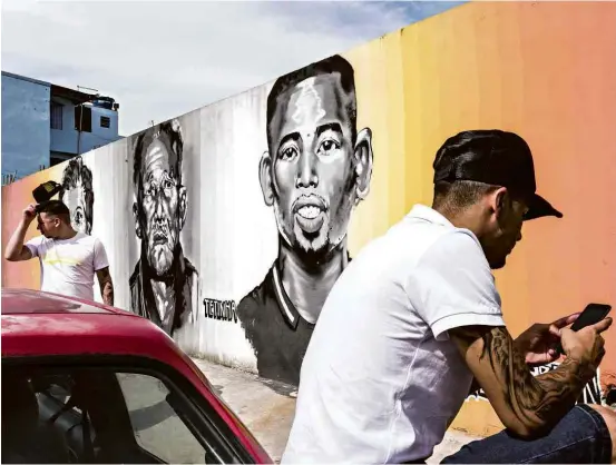  ?? Rafael Roncato/Folhapress ?? Imagem do atacante Gabriel Jesus, 21, em muro no Jardim Peri, bairro da zona norte de São Paulo, onde o jogador foi criado