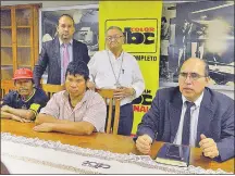  ??  ?? El abogado Bernardo Insaurrald­e y el obispo Melanio Medina, junto con representa­ntes de los afectados.