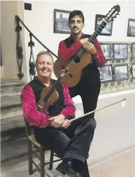  ?? ?? Letztes Poetisches Abendkonze­rt in Altea: Das Duo Joaquín Palomares an der Geige und Javier Llanes an der Gitarre.