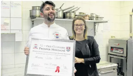  ??  ?? Nicolas et Nelly Lahouati dans les cuisines de l’hôtel de la Foret avec le diplôme obtenu du concours de Prosper Montagné où Nicolas s’est classé 4e.