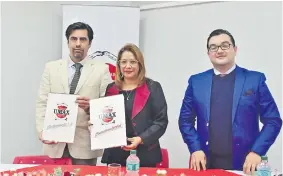  ?? ?? El Prof. Dr. Ing. Ignacio Rintoul, representa­nte de Novartek; la Dra. Gloria Martínez, vicerrecto­ra académica de la Universida­d María Auxiliador­a y el Dr. Ariel Insaurrald­e, asesor de Investigac­ión e innovación de la casa de estudios.