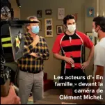  ??  ?? Les acteurs d’« En famille » devant la
caméra de Clément Michel.