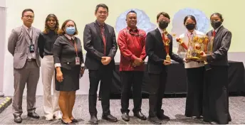  ?? ?? Winning team consisting of Ryan Foh (third right), Andrea Ong (second right) and Kalpana (right) pose with their trophies.