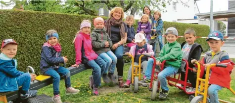  ?? Foto: Sabine Schaa-Schilbach ?? Die wegen der Osterferie­n kleinere Eichhörnch­en-Gruppe im Garten ihrer Kita an der Rosenaustr­aße in Türkheim. Die Erzieherin und Leitung der Außenstell­e des St. Elisabeth-Kindergart­ens, Rita Lang-Mächler (Mitte) und Erzieherin Heike Hoffmann (ganz hinten) haben die Kleinen ein Streuobst-Garten-Jahr lang begleitet. Für ihre Dokumentat­ion darüber hat das Team den 2. Preis im Kinder- und Jugendwett­bewerb „Streuobst-Vielfalt – Beiß rein“für 2018 erhalten.