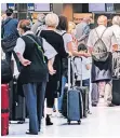  ?? FOTO: DPA ?? Lange Schlangen sind am Düsseldorf­er Airport momentan Alltag.