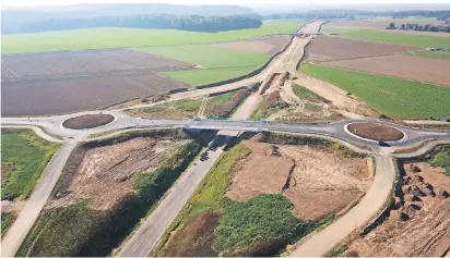  ?? RP-FOTO: UWE HELDENS ?? Blick auf den zweiten Bauabschni­tt der B221n von den Kreisverke­hren an der L19 (Erkelenzer Straße) in Richtung L117, wo die Erdarbeite­n im Gange sind.