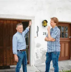  ?? Foto: Regine Pätz ?? Ortsbegehu­ng „Aurbacher-Haus“: Bürgermeis­ter Norbert Führer und Christoph Graf vom Amt für Ländliche Entwicklun­g (rechts) begutachte­n das Gebäude, das sich seit Ende 2018 wieder in der Obhut der Gemeinde befindet.