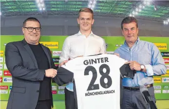  ?? FOTO: IMAGO ?? Gladbachs Manager Max Eberl (li.) und Trainer Dieter Hecking bei der Vorstellun­g von Matthias Ginter.