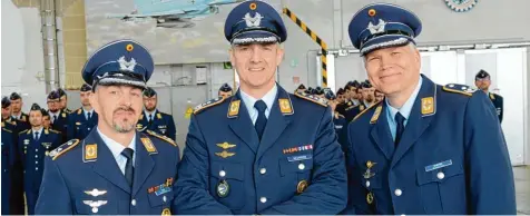  ?? Foto: Xaver Habermeier ?? Oberst Holger Neumann übertrug das Kommando der Fliegenden Gruppe von Oberstleut­nant Gordon Schnitger (rechts) an den neuen Kommandeur Oberstleut­nant Swen Ja cob.