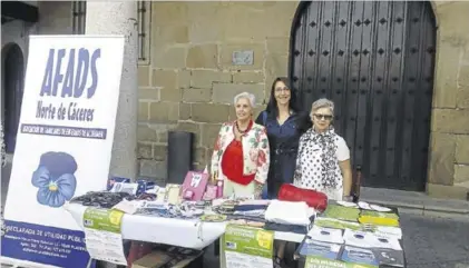  ??  ?? Voluntaria­s colaboran en el mercadillo solidario celebrado durante la semana del alzhéimer.