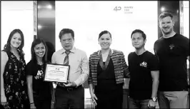  ??  ?? Landbank executive vice president for corporate services Julio Climaco Jr. and Landbank first vice president for corporate affairs Catherine Rowena Villanueva received the certificat­e from W4W global operations director Caitlan Rowe. Also present...