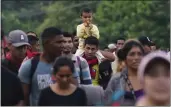  ?? MARCO UGARTE — THE ASSOCIATED PRESS ?? Migrants, many from Central American and Venezuela, walk along the Huehuetan highway in Chiapas state, Mexico, early Tuesday.