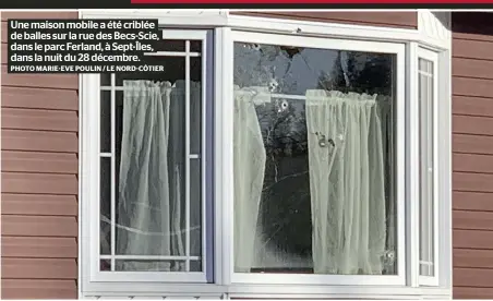  ?? PHOTO MARIE-EVE POULIN / LE NORD-CÔTIER ?? Une maison mobile a été criblée de balles sur la rue des Becs-Scie, dans le parc Ferland, à Sept-Îles, dans la nuit du 28 décembre.