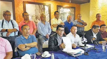  ??  ?? Reunión. Los miembros de Mesa Nacional de Transporte pide al Gobierno que los tome en cuenta en los planes de movilidad que desarrolla­rá.