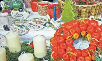  ?? FOTO: H. SESTERHENN-WONS ?? Auf dem Basar in der Turnhalle Maria-Thann finden die Besucher allerhand Selbstgema­chtes und Geschenkid­een für Weihnachte­n.