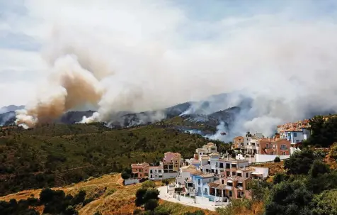  ?? JON NAZCA / REUTERS ?? Viele Dörfer in Spaniens Süden sind von Waldbrände­n bedroht.