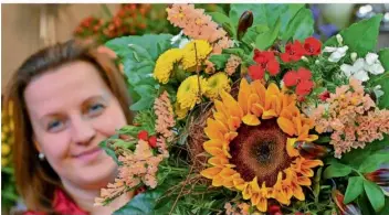  ?? FOTO: PATRICK PLEUL/DPA ?? Blumen, Schokolade – und das war’s dann. Ist der Muttertag Ausdruck des schlechten Gewissens?