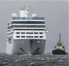  ??  ?? 0 A cruise ship off Greenock after breaking its mooring