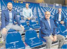  ?? FOTO: VFB FRIEDRICHS­HAFEN ?? Alte und neue Führung der VfB-Volleyball­er (von links): Thilo Späth-Westerholt, Simon Tischer, Peter Turkowski und Ralf Hoppe.