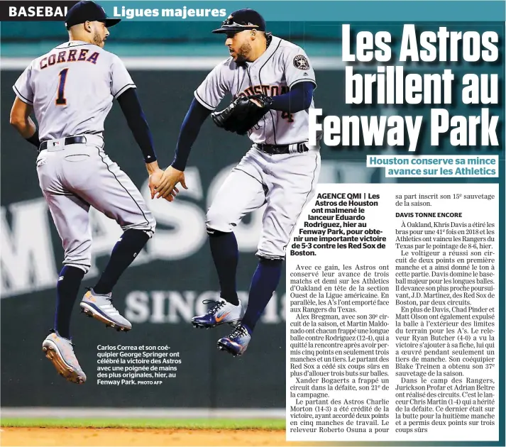  ?? PHOTO AFP ?? Carlos Correa et son coéquipier George Springer ont célébré la victoire des Astros avec une poignée de mains des plus originales, hier, au Fenway Park.