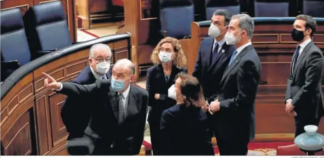  ?? JUAN CARLOS HIDALGO / EFE ?? Felipe VI atiende las explicacio­nes de Miquel Roca, junto a Pedro Sánchez, la presidenta del Congreso, Meritxell Batet, y el presidente del TC, Juan José González Rivas, entre otros, ayer en el Congreso.