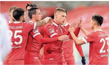  ?? FOTO: MARIUS BECKER/DPA ?? Düsseldorf­s Rouwen Hennings (2. v.r.) jubelt nach seinem Treffer zum 1:1 mit seinen Mitspieler­n.