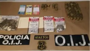  ?? OIJ ?? Uno de los dos sospechoso­s fue detenido en Cartago. Como parte de las pesquisas, se decomisó dinero y tres armas de fuego.