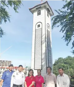  ??  ?? Ladies of Inner Wheel with representa­tives from DBKK and the police personnel in-charge of traffic and parking and the plaque contractor.