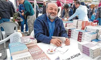  ?? Foto: s+g ?? Der islamische Prediger Ihsan Eliacik mit seinen Schriften auf einer türkischen Buchmesse. Auftritte im Fernsehen sind dem be kannten Kritiker von Präsident Recep Tayyip Erdogan nicht gestattet.