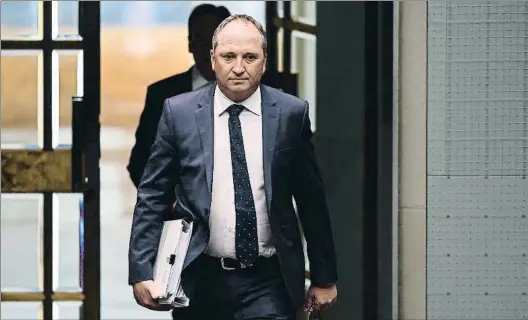  ?? HANDOUT / REUTERS ?? Cuestionad­o. Joyce, un político que hace bandera de los “valores familiares”, llegando al Parlamento el martes; abajo,
Malcolm Turnbull