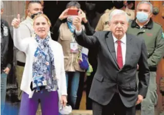  ?? // AFP ?? El presidente López Obrador y su esposa saludan después de votar