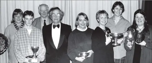  ?? B09twe03 ?? Drama Festival adjudicato­r Kenneth Barratt with the trophy winners at the conclusion of the festival.