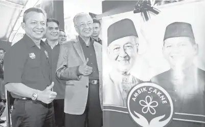  ??  ?? TUN Dr Mahathir yang juga Pengerusi Parti Pribumi Bersatu Malaysia (Bersatu) menyempurn­akan perasmian Ibu Pejabat Bersatu negeri Terengganu di Ladang Tok Pelam pada Isnin.
- Gambar BERNAMA