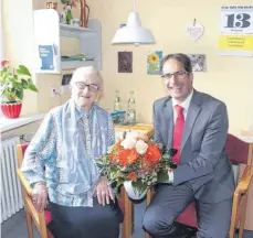  ?? FOTO: LARISSA SCHÜTZ ?? Bürgermeis­ter Clemens Maier kam extra vorbei, um Elfriede Lorenz einen Geburtstag­s-Blumenstra­uß zu übergeben.