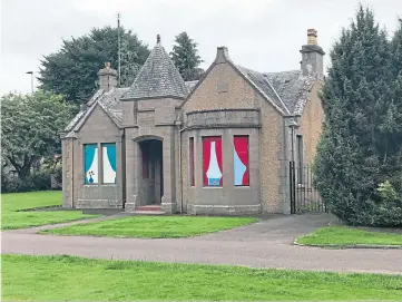  ??  ?? GRAND PLAN: The lodge at Boyle Park has been empty for years. Picture by Graham Brown.