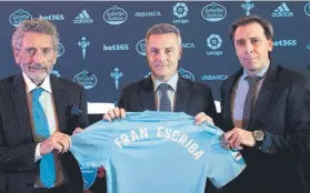  ?? FOTO: EFE ?? Fran Escribá, con el presidente Carlos Mouriño y el director deportivo Felipe Miñambres
