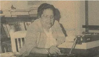  ?? OGM ?? Aida Cartagena Portalatín mientras escribe sentada en el escritorio de su casa.