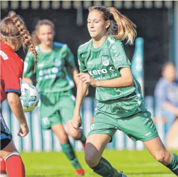  ?? FOTO: VOLKER STROHMAIER ?? Julia Stützenber­ger steuerte drei Treffer zum 7:0-Erfolg des SV Alberweile­r in Fürth bei.