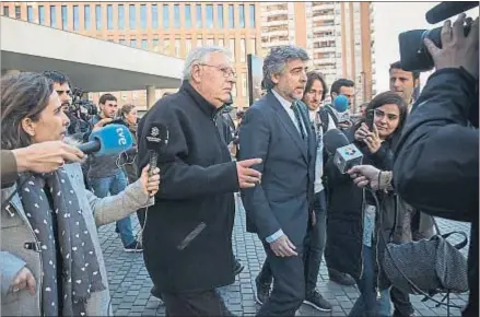  ?? ANA JIMÉNEZ ?? El ex director administra­tivo del Palau y su abogado, Jordi Pina, salen de la Ciutat de la Justícia