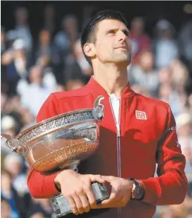  ??  ?? El serbio, con la copa que buscó por tantos años