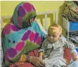  ?? ?? Ein verletztes afghanisch­es Kind wird in einem Krankenhau­s der Stadt Scharan behandelt.