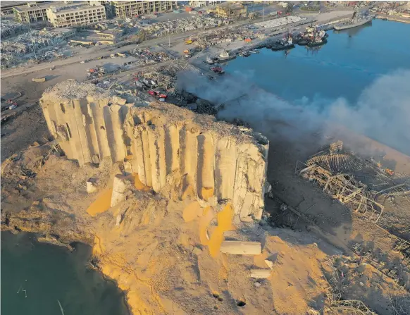  ?? Foto: Hussein Malla/ap ?? Silon som förstördes vid explosione­n i Beirut uppges ha innehållit cirka 15 000 ton sädesslag. Katastrofe­n i hamnen har försvårat matimporte­n i det redan krisande landet.